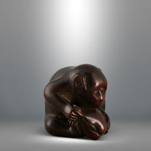 Load image into Gallery viewer, Netsuke - Monkey and Clam