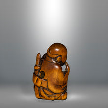 Load image into Gallery viewer, Netsuke – Man and Clam Shell
