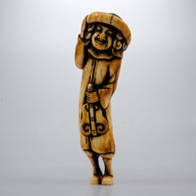 Load image into Gallery viewer, Netsuke - Dutchman holding a Gūnbai