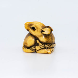 Netsuke – Rat holding a chestnut