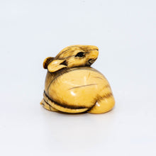 Load image into Gallery viewer, Netsuke – Rat holding a chestnut