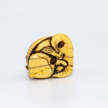 Load image into Gallery viewer, Netsuke – Rat holding a chestnut